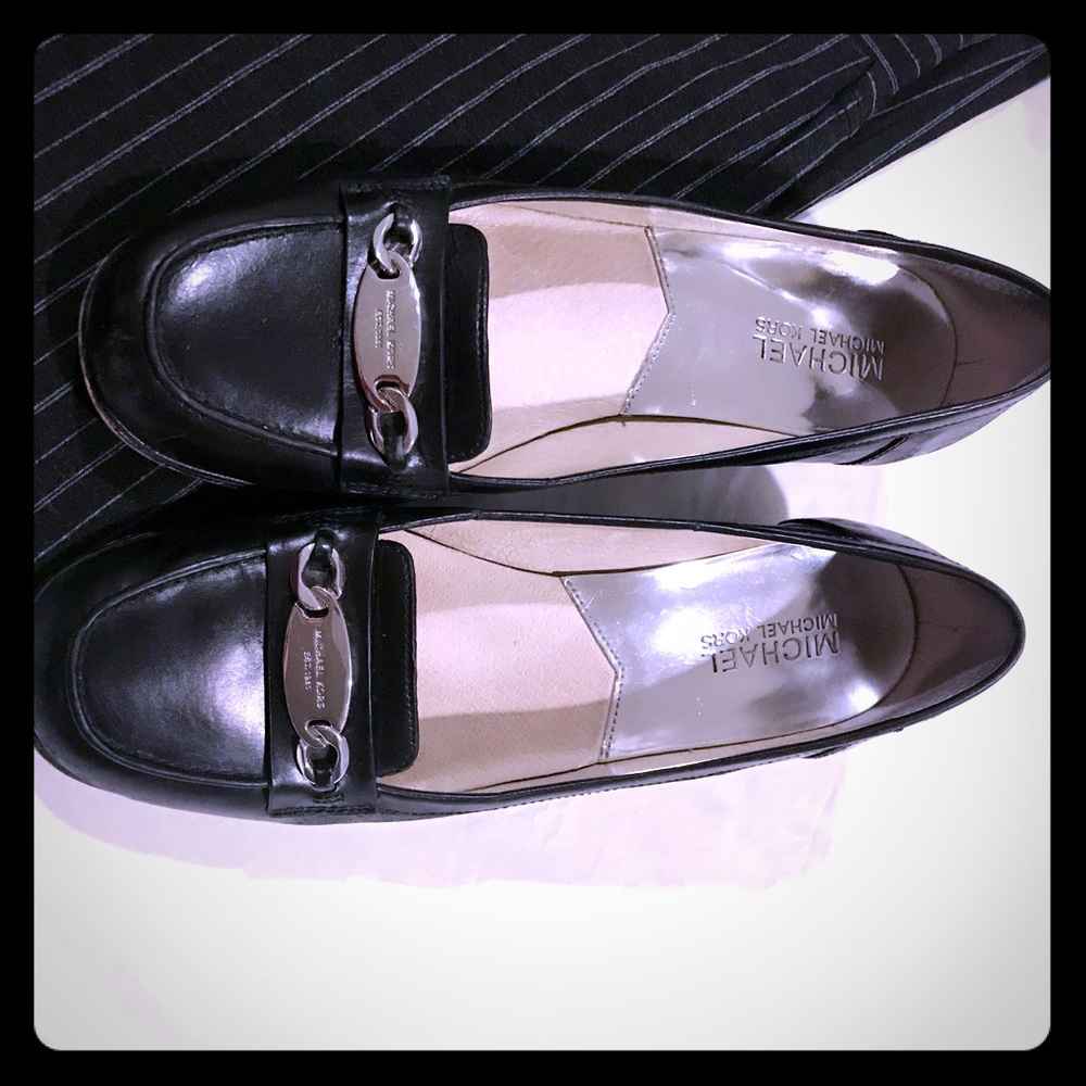 Michael Kors 7.5 black leather pumps silver buckle